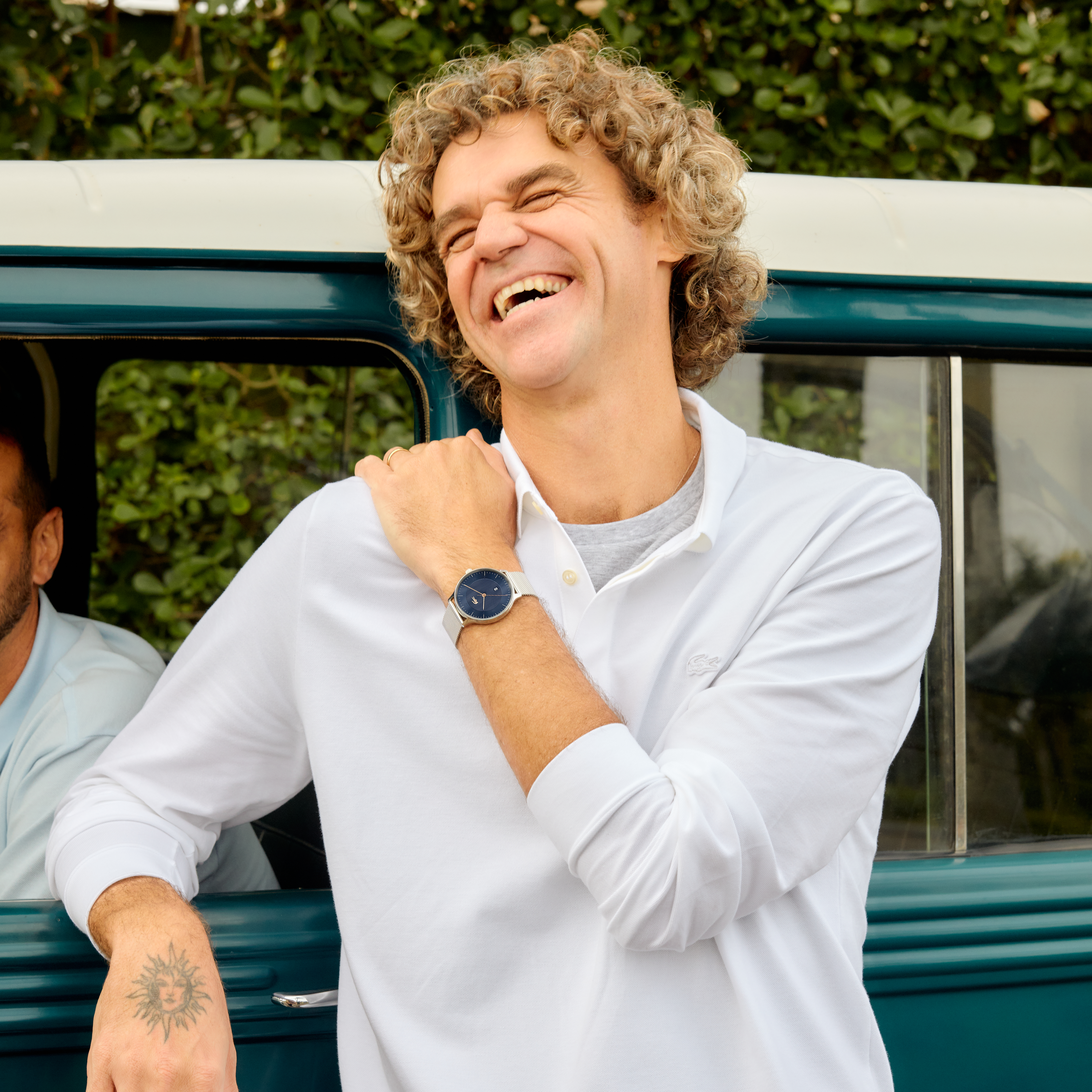 Guga Kuerten usando um relógio Lacoste sofisticado e inovador.