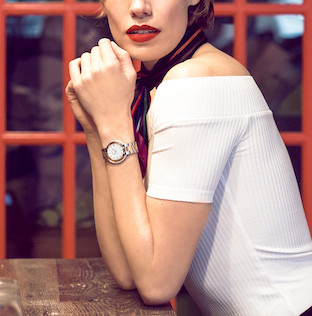 Uma mulher usando um relógio Bulova.