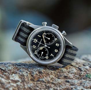Um relógio Montblanc de nylon.